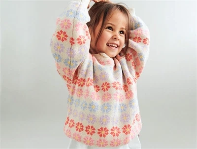 Pige iført Wheat Harlow striktrøje sandshell flowers