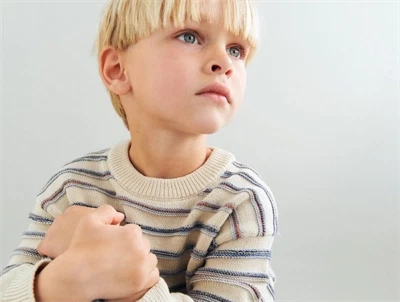 Dreng iført Wheat Harlow striktrøje sandshell stripe