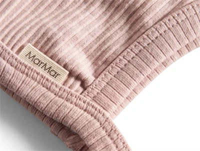 MarMar Copenhagen babyhjelm faded rose i rib med trykknap detalje af mærke og syning