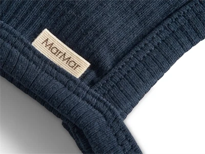 Nærbillede af MarMar babyhjelm i mørkeblå rib