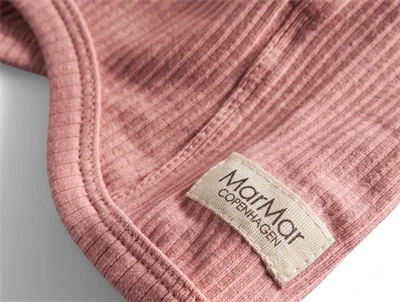 Nærbillede af MarMar elefanthue i rose parfait rib