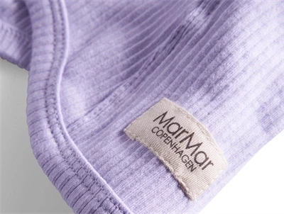 Nærbillede af MarMar elefanthue i soft lavender rib