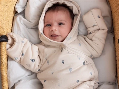 Baby iført MarMar Copenhagen køredragt med air balloon print