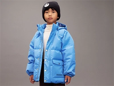 barn iført Mini Rodini blå pufferjakke med hætte