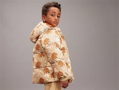 barn iført Mini Rodini pufferjakke med mammutprint