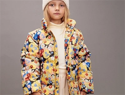 barn iført Mini Rodini citypuffer i blomsterprint
