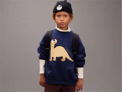 Barn med navy sweatshirt med dinosaur fra Mini Rodini