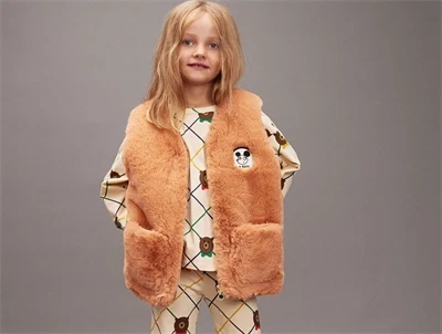 Barn med Mini Rodini T-shirt med farvet ternemønster og bjørne