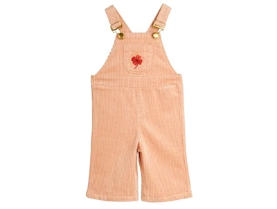 Dungarees fra Mini Rodini i peachfarvet fløjl med firkløver set forfra 