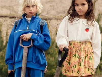 Barn iført nederdel fra Mini Rodini med alpine flowers-print  