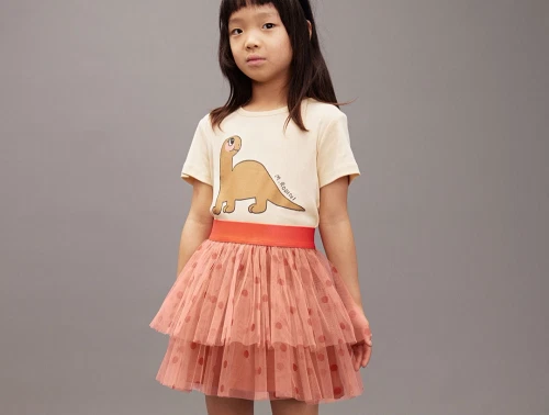 Barn med pink tylskørt med prikker fra Mini Rodini