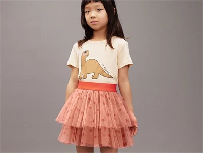 Barn med pink tylskørt med prikker fra Mini Rodini