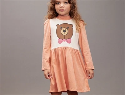 Barn med Mini Rodini kjole i fersken og råhvid