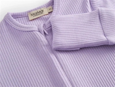 Detalje af lynlås på MarMar Copenhagen romper i lilac