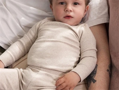 Barn iklædt MarMar leggings i lys beige nuance med elastik i taljen