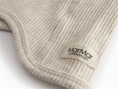 MarMar elefanthue i lys beige nuance med logomærke