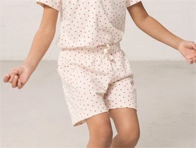 pige iklædt MarMar shorts med små hjerter i råhvid nuance