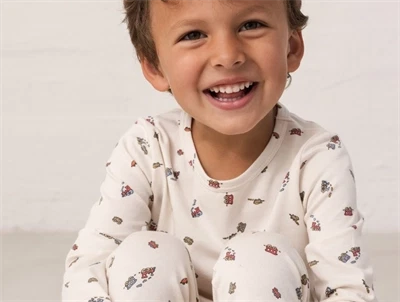 Dreng iklædt MarMar nattøj med trains print