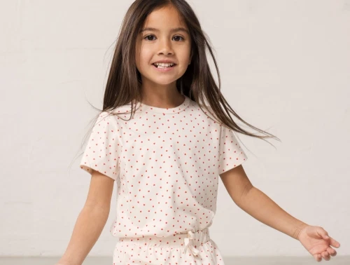 Pige iklædt MarMar t-shirt med små hjerter i råhvid nuance