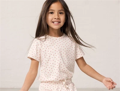 Pige iklædt MarMar t-shirt med små hjerter i råhvid nuance