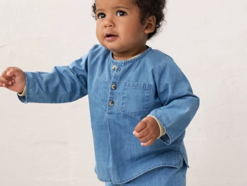 Dreng iklædt MarMar skjorte med knapper i blue denim