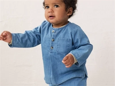 Dreng iklædt MarMar skjorte med knapper i blue denim