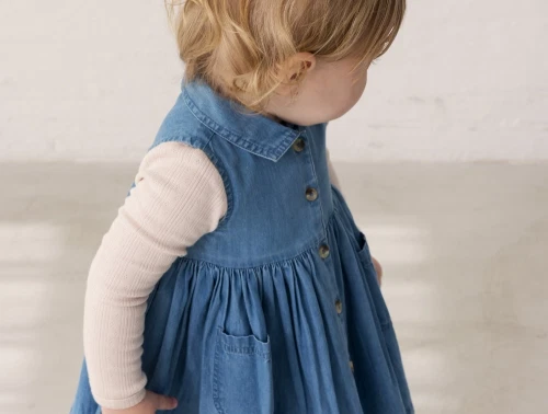 Pige klædt i MarMar Danal kjole i blue denim