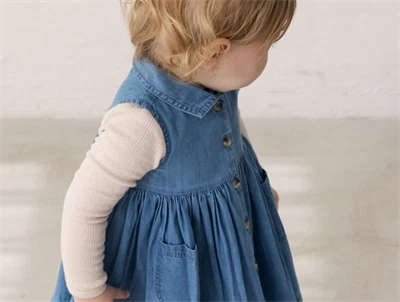 Pige klædt i MarMar Danal kjole i blue denim