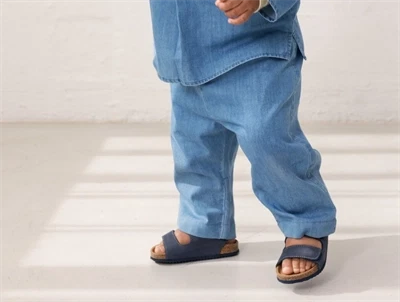 barn iklædt MarMar denim bukser i blå nuance