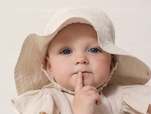 baby iklædt MarMar baby bøllehat i kit i hør