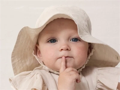 baby iklædt MarMar baby bøllehat i kit i hør