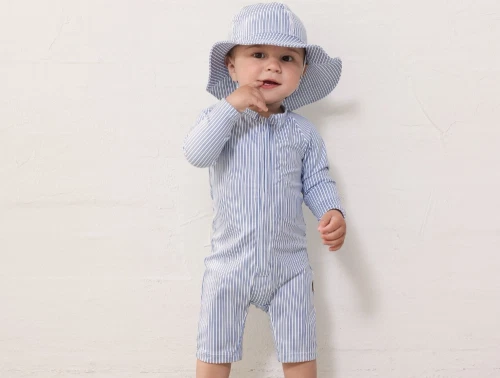 Dreng iklædt MarMar baby badedragt med blå striber