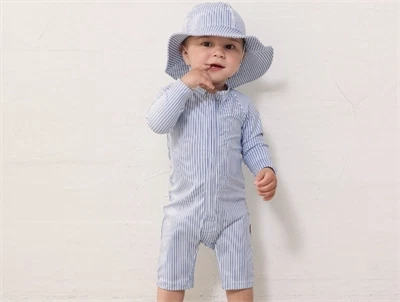 Dreng iklædt MarMar baby badedragt med blå striber