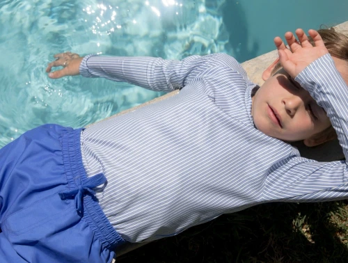 barn iklædt MarMar Swean badetroeje i blaahvid stribet nuance