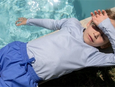 barn iklædt MarMar Swean badetroeje i blaahvid stribet nuance