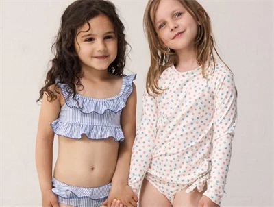 Pige iklædt MarMar Swean badetroeje i raahvid nuance