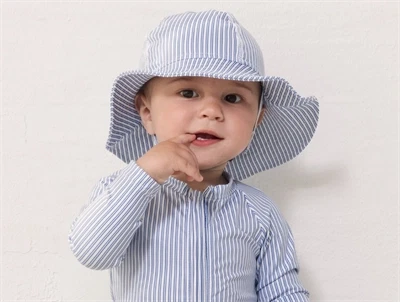 baby iklædt MarMar solhat i badestof med blå striber