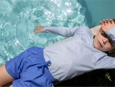 Dreng iklædt MarMar Swiggo badeshorts i blå nuance