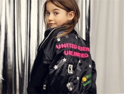 Pige kædt i Mini Rodini satin jakke i black med broderi set bagfra