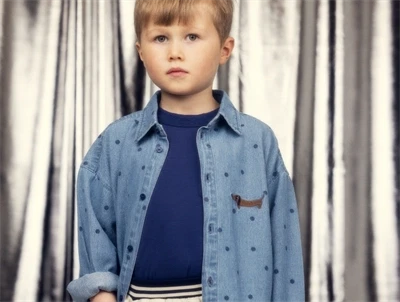 Dreng iklædt Mini Rodini skjorte i blue med prikkker og hundebroderi