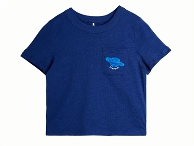 Mini Rodini t-shirt i blue med planet broderi set forfra