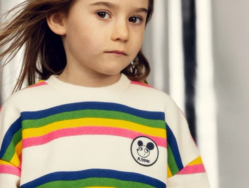 Pige iklædt Mini Rodini sweatshirt i multi med farvede striber