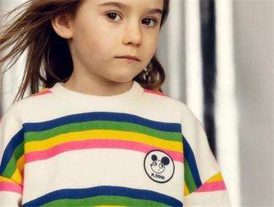 Pige iklædt Mini Rodini sweatshirt i multi med farvede striber