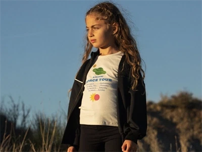 Pige iklædt Mini Rodini t-shirt i off-white med space tour print 