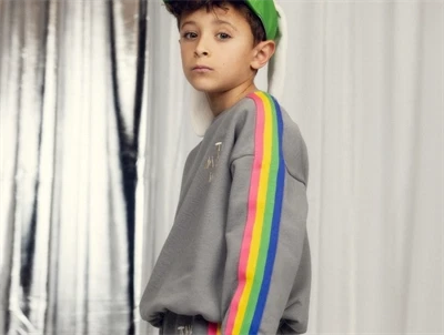 Dreng iklædt Mini Rodini sweatshirt i grey med rainbow panel
