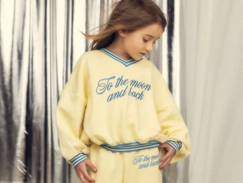 Pige iklædt Mini Rodini sweatshirt i yellow med to the moon broderi