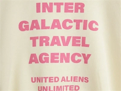 Mini Rodini sweatshirt i off-white med travel agency tekstprint detalje