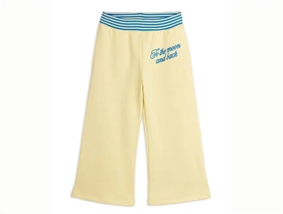 Mini Rodini sweatpants i yellow med to the moon broderi set forfra