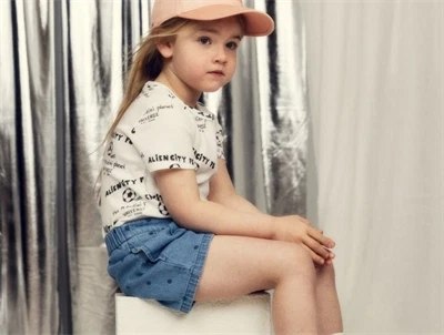 Pige iklædt Mini Rodini shorts i blue med prikprint