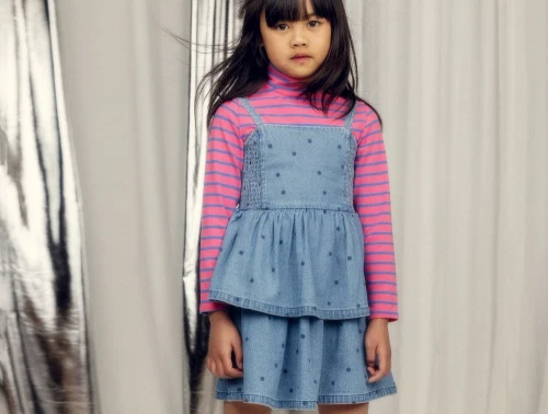 Pige iklædt Mini Rodini kjole i blue med prikprint og stropper 